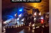 В Харькове пьяный водитель «BMW» на скорости «влетел» в островок безопасности. ВИДЕО