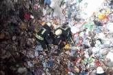 В Киеве мужчина провалился в глубокий бункер с мусором