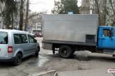 В Николаеве «ГАЗ», сдавая назад, врезался в припаркованный «Фольксваген»