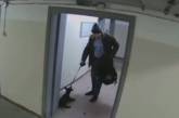 В Киеве мужчина избил и выбросил собаку. ВИДЕО 18+