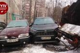 В Киеве мусоровоз не одолел скользкий подъем и разбил 10 автомобилей
