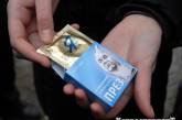 Сегодня в  центре Киева раздавали презервативы с изображением Януковича