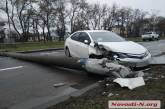 В Николаеве Toyota врезалась в электроопору — упавший столб перегородил дорогу