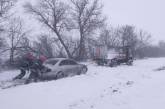 Непогода в Николаевской области: из заносов вытаскивали грузовики, «скорые» и легковушки