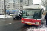 В Николаеве пассажирский автобус вылетел на бордюр