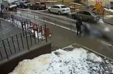 В России мужчина выпал из окна на коляску с ребенком: малыш погиб. ВИДЕО 18+