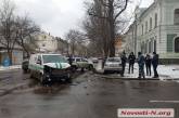 В центре Николаева инкассаторский автомобиль протаранил «Фольксваген»: пострадал водитель