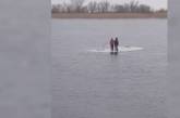 В Херсоне двое школьников дрейфовали по реке на льдине. ВИДЕО