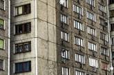 В Киеве из окна многоэтажки выпала 12-летняя школьница