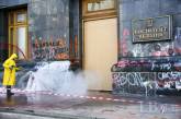 В Киеве третий день отмывают здание Офиса Президента. ФОТО