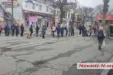 Транспортный локдаун в Николаеве: на остановке «Автовокзал» в очереди более 50 человек. ВИДЕО
