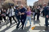 В Ереване женщины штурмовали здание правительства и дрались с полицией. ФОТО