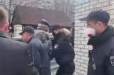 В Николаеве напали на депутата на незаконной стройке в центре города. ВИДЕО