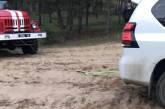 Николаевские спасатели вытаскивали Land Cruser, застрявший в песке в Балабановском лесу