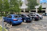 В Киеве прорвало трубу – образовавшийся гейзер повредил автомобили