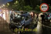 В Киеве Subaru протаранил три автомобиля при оформлении ДТП: пострадали женщина и дети