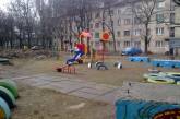 В Николаеве ЖЭК устроил свалку на детской площадке