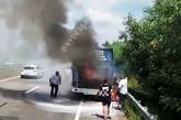 Под Одессой загорелся пассажирский автобус (видео)