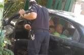 В Николаеве пьяный водитель въехал на авто в забор, а потом хотел сжечь свою машину