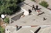 В Харькове неадекват на крыше дома дрался с патрульными: один из полицейских упал вниз