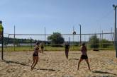 В Николаеве стартовал женский турнир по пляжному волейболу