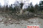 В парке имени Петровского спилили деревья, чтобы поставить новую пивнушку