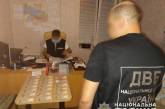 В Николаевской области продавца самогона задержали при попытке подкупить полицейского