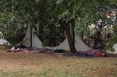 В Николаеве под забором детского городка «Сказка» бездомные устроили «лежбище» (фото)