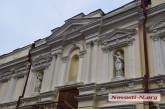 Хулиганам, разрушившим скульптуру на здании театра в Николаеве, грозит до двух лет лишения свободы