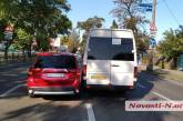В пробке на проспекте в Николаеве столкнулись Mitsubishi и маршрутка