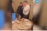 Новое видео задержания Саакашвили: наручники надели во время ужина, но разрешили допить