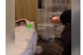 Ради видео в «Инстаграм» парни издевались над лежачей бабушкой, направляя на нее пистолет