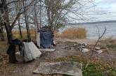 «Кучи мусора, антисанитария»: в Николаеве на пляже бездомные устроили ночлежку