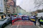 В Киеве колонна митингующих против тарифов идет к Кабмину