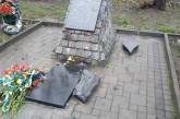 В Первомайске неизвестные вандалы разгромили памятник Небесной сотне