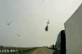 В США вертолет упал на оживленную трассу в штате Луизиана