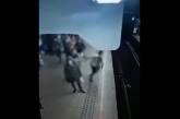 В метро мужчина намеренно толкнул женщину под поезд (видео)