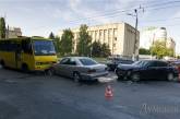 В Одессе «Мерседес» не пощадил маршрутку после столкновения с «Инфинити» ФОТО