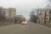 В Николаеве дама на «Шевроле» проехала на красный, едва не сбив пешеходов (видео)