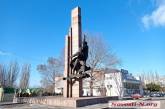 Убрали барельеф Ленина, таблички и оружие: в Николаеве «обновили» памятник комсомолу
