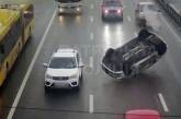 Появилось видео ДТП с перевернувшимся авто в Киеве