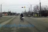 В Николаеве велосипедист невозмутимо проехал поперек четырех полос проспекта (видео)