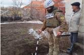 На населенный пункт Донбасса сбросили мины - повредили здание школы и жилой дом