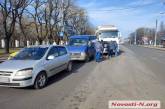 Возле НУК в Николаеве столкнулись три автомобиля