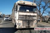 Причина пробки в Варваровке: седельный тягач столкнулся с «Киа»