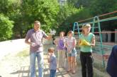 Жители многоэтажек с Садовой и Чкалова вместе с депутатом провели субботник на месте будущей детской площадки