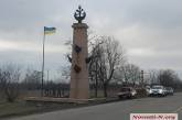 На въезде в Николаев автомобиль влетел в ростральную колонну: водителя ищут