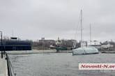 На причале николаевского яхт-клуба из яхты вытекает ГСМ — загрязняется акватория