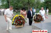 У памятника Шевченко власть возлагала цветы, а оппозиция проводила митинг