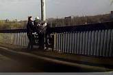 В Николаеве патрульные спасли женщину, которая хотела прыгнуть с моста (видео)